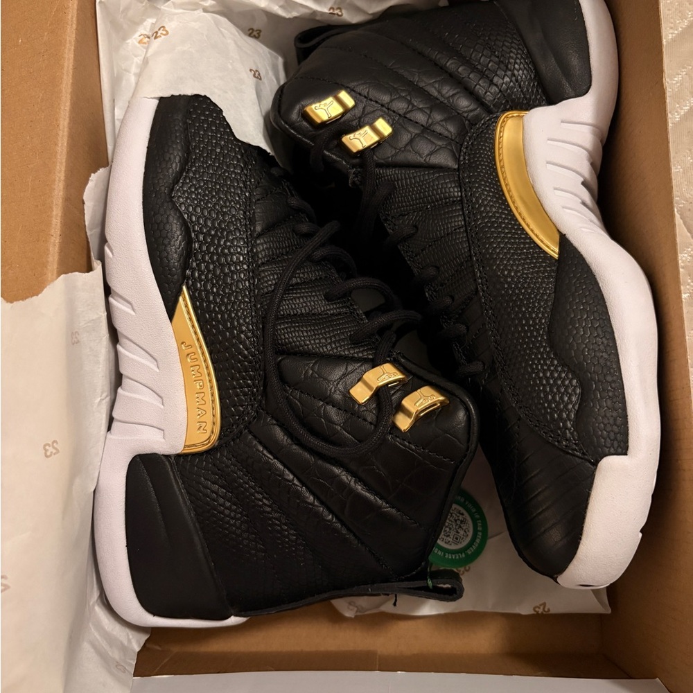 Jordan 12 Retro
Black Metallic Gold White (Women's) 7.5